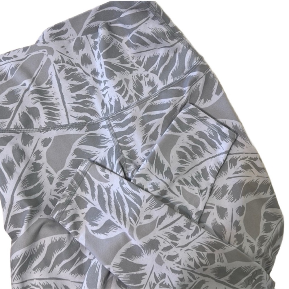 Alo Yoga Gray & White High Waisted Print Yoga Pants - Picture 2 of 3